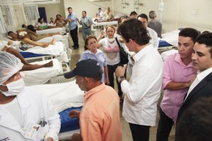 Visita-ao-Hospital-Tarcisio-Maia-fot-Ivanizio-Ramos8-FILEminimizer-300x199 carlos santos